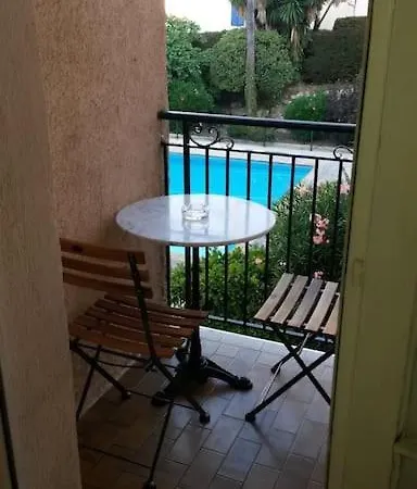 T1 Fermee Avec Piscine *
